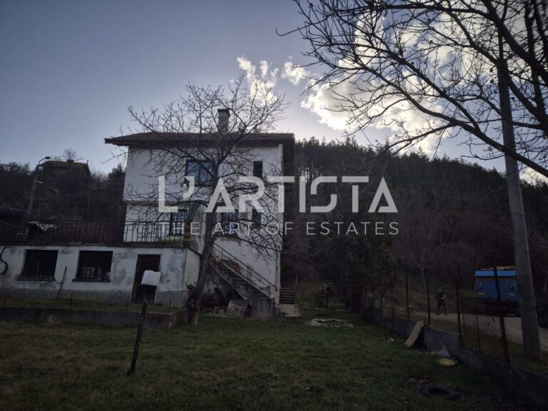 Solid house in the village of Sirishnik - 0