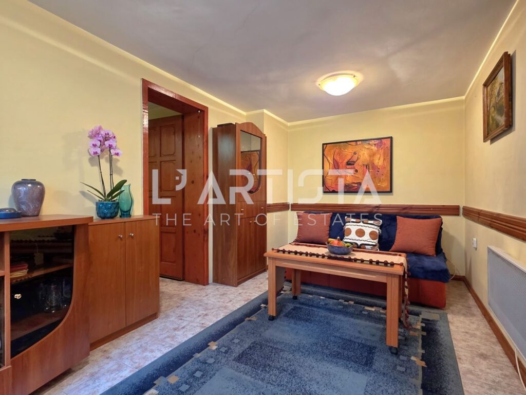 Дустаен апартамент на партерен етаж в кв. Карпузица - 0