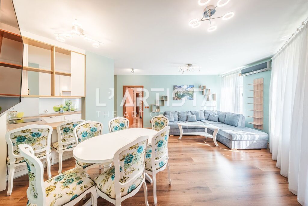 L'Artista представя напълно обзаведен тристаен апартамент, разположен в престижния и отлично поддържан затворен комплекс „Гл - 0