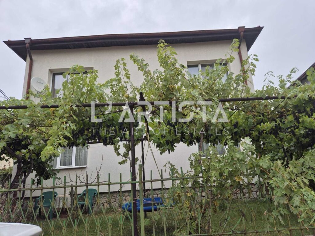 Самостоятелен етаж от къща в гр. Перник - 0