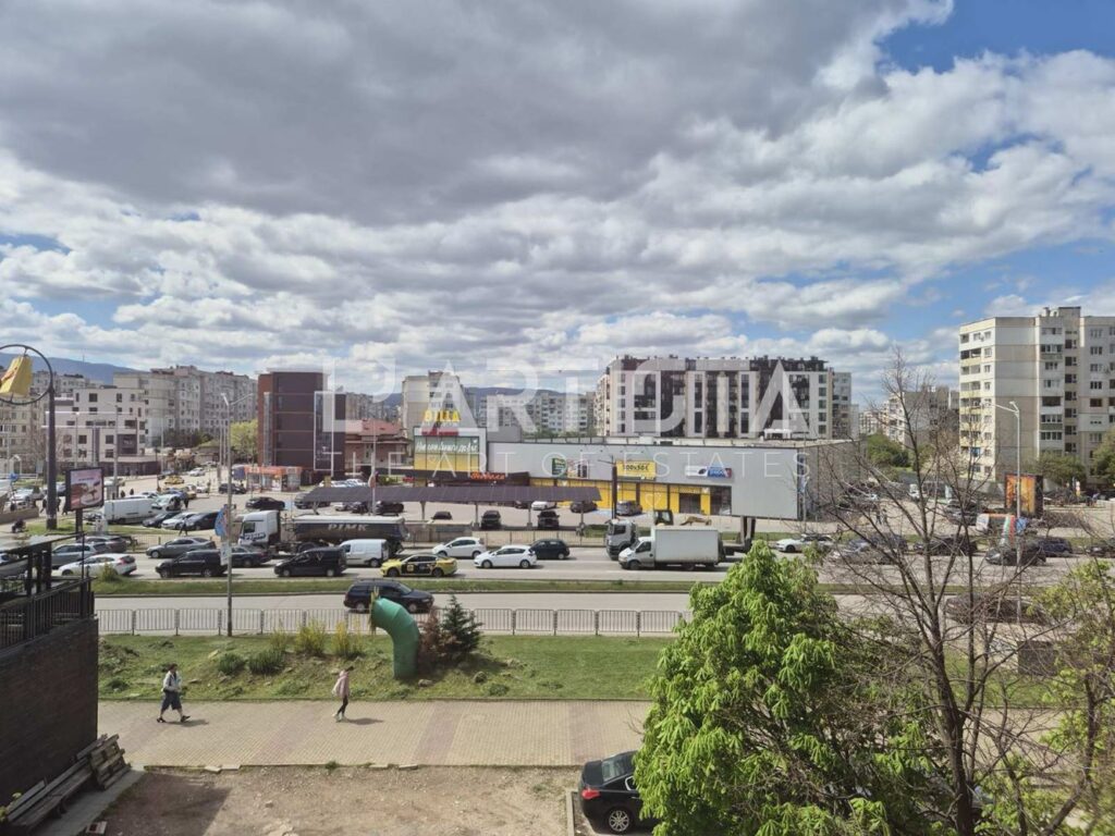 Тристаен апартамент до входа на метростанция " Бели Дунав" - 0