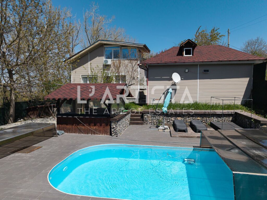 Къща с басейн в с. Лозен - 0