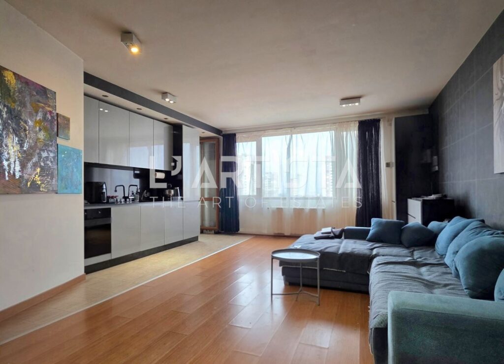 L'artista представя напълно обзаведен тристаен апартамент в комплекс Глория Палас , разположен в една от най-зелените и спок - 0