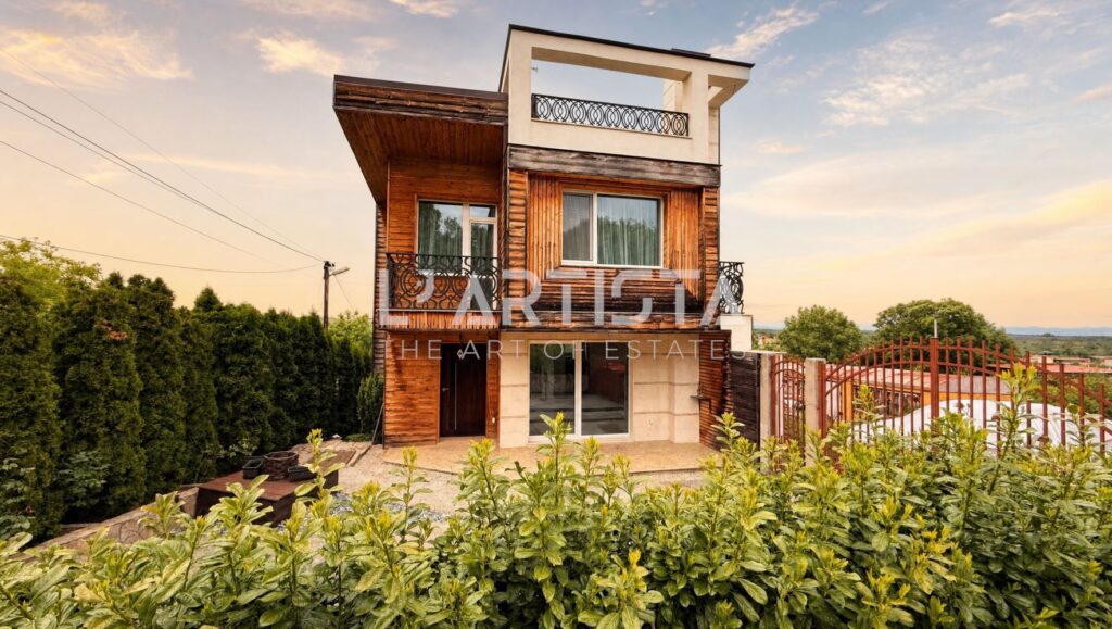 Two detached houses on a shared lot - 0