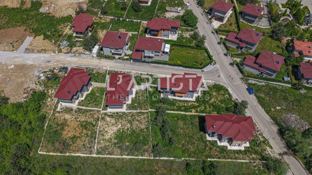 Luxury house with a 900 sq. m. yard in the prestigious gated community of Delta Hill, Kladnitsa village - 0