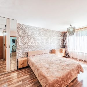 L'Artista представя напълно обзаведен тристаен апартамент, разположен в престижния и отлично поддържан затворен комплекс „Гл - 6