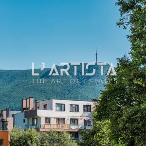 L'Artista представя напълно обзаведен тристаен апартамент, разположен в престижния и отлично поддържан затворен комплекс „Гл - 12