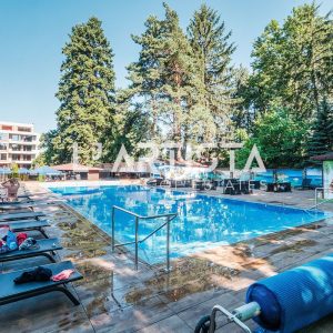 L'Artista представя напълно обзаведен тристаен апартамент, разположен в престижния и отлично поддържан затворен комплекс „Гл - 13