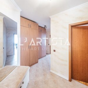 L'Artista представя напълно обзаведен тристаен апартамент, разположен в престижния и отлично поддържан затворен комплекс „Гл - 5