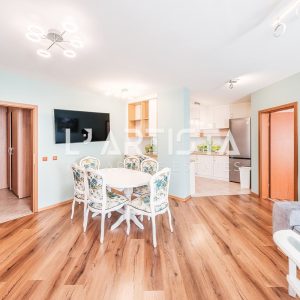 L'Artista представя напълно обзаведен тристаен апартамент, разположен в престижния и отлично поддържан затворен комплекс „Гл - 2