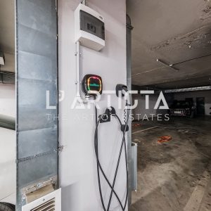 L'Artista представя напълно обзаведен тристаен апартамент, разположен в престижния и отлично поддържан затворен комплекс „Гл - 15