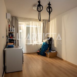 Тристаен обзаведен апартамент в кв. Кръстова вада със собствен двор - 10