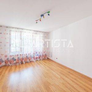 L'Artista представя напълно обзаведен тристаен апартамент, разположен в престижния и отлично поддържан затворен комплекс „Гл - 8