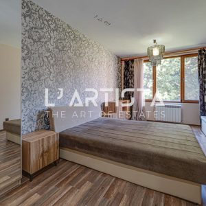L'Artista представя напълно обзаведен тристаен апартамент, разположен в престижния и отлично поддържан затворен комплекс „Глория Палас“ в кв. Карпузица - 5