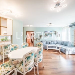 L'Artista представя напълно обзаведен тристаен апартамент, разположен в престижния и отлично поддържан затворен комплекс „Гл - 0