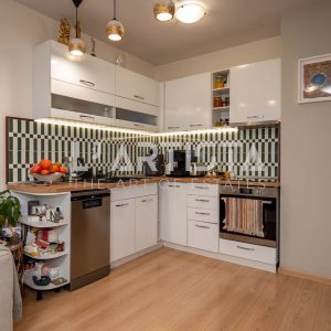 Тристаен обзаведен апартамент в кв. Кръстова вада със собствен двор - 3