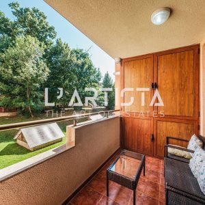 L'Artista представя напълно обзаведен тристаен апартамент, разположен в престижния и отлично поддържан затворен комплекс „Гл - 9