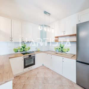 L'Artista представя напълно обзаведен тристаен апартамент, разположен в престижния и отлично поддържан затворен комплекс „Гл - 4