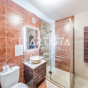 L'Artista представя напълно обзаведен тристаен апартамент, разположен в престижния и отлично поддържан затворен комплекс „Гл - 11