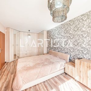 L'Artista представя напълно обзаведен тристаен апартамент, разположен в престижния и отлично поддържан затворен комплекс „Гл - 7