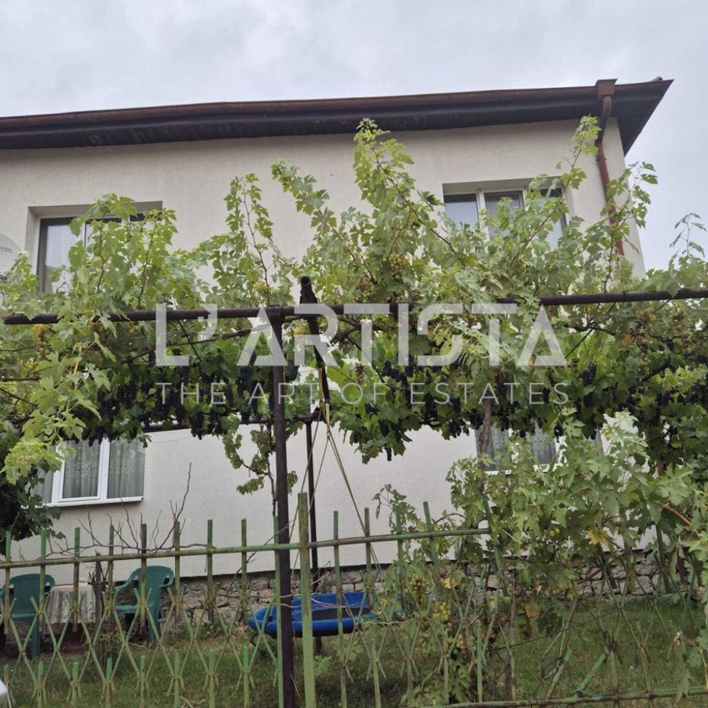 Самостоятелен етаж от къща в гр. Перник - 0