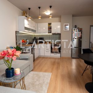 Тристаен обзаведен апартамент в кв. Кръстова вада със собствен двор - 2