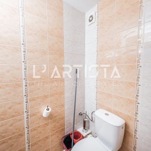 L'Artista представя напълно обзаведен тристаен апартамент, разположен в престижния и отлично поддържан затворен комплекс „Гл - 10