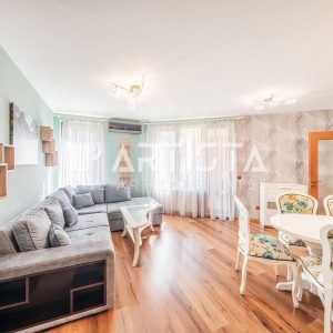 L'Artista представя напълно обзаведен тристаен апартамент, разположен в престижния и отлично поддържан затворен комплекс „Гл - 3