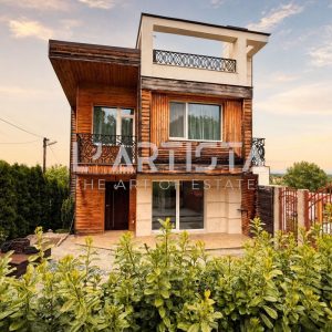 Two detached houses on a shared lot - 0