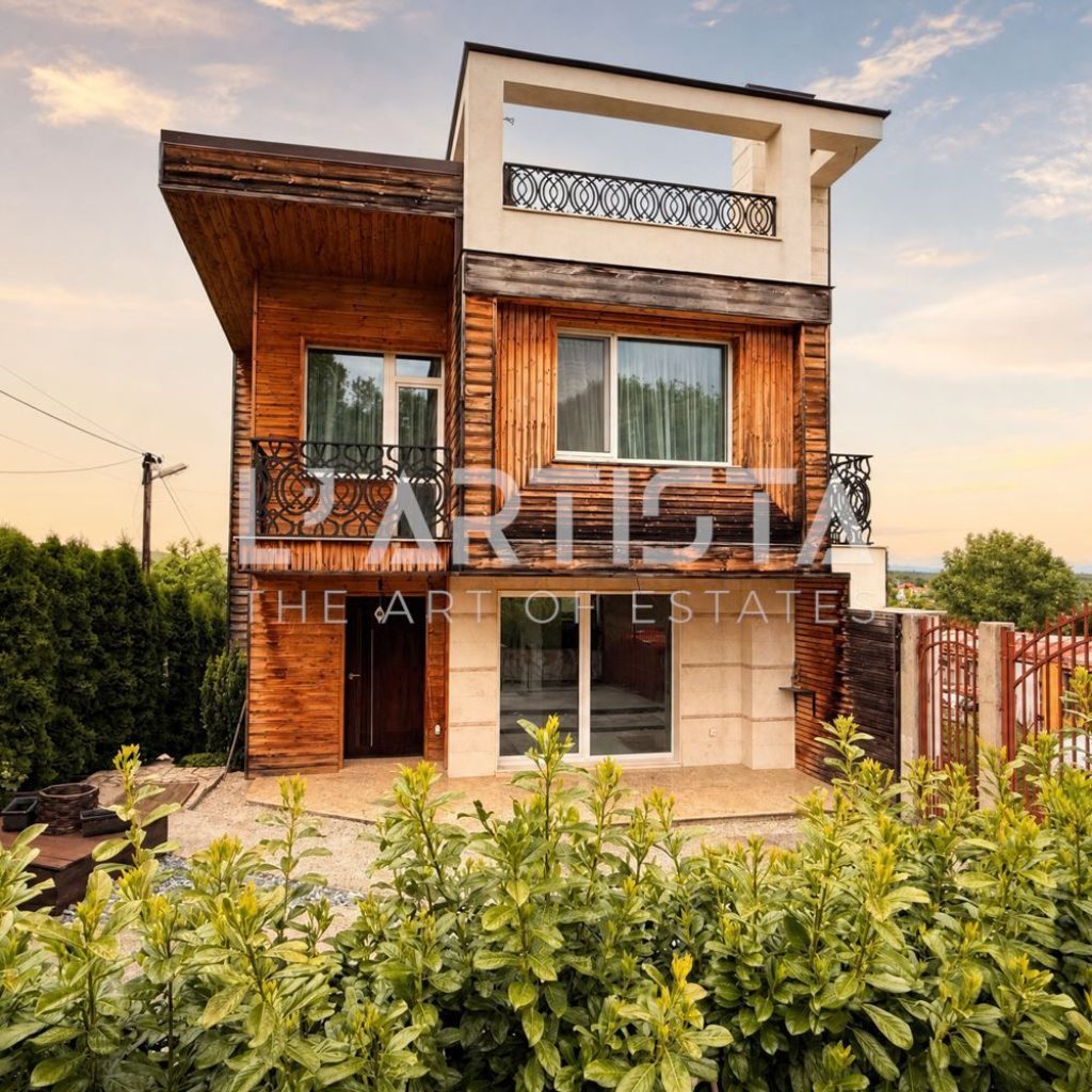 Two detached houses on a shared lot - 0