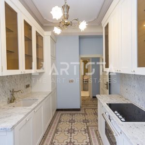 Аристократичен тристаен апартамент в Докторска градина - 9